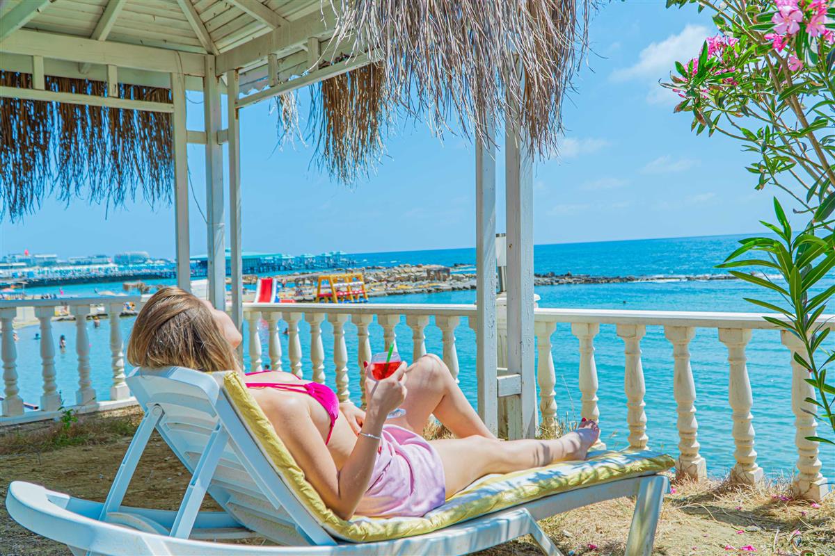 Pyxis Beach Hotel